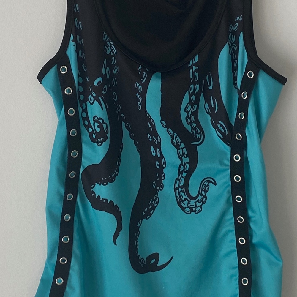 Sleeveless shirt